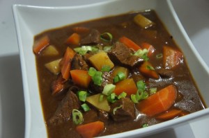 Ensopado de carne com cenouras e batatas