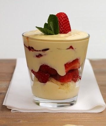 zabaione-al-marsala-con-fragole-al-vino-rosso-L-VgfKg1